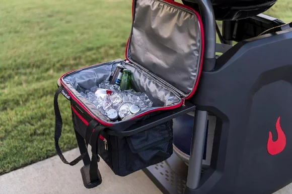 Offene Kühltasche mit Getränken und Eis